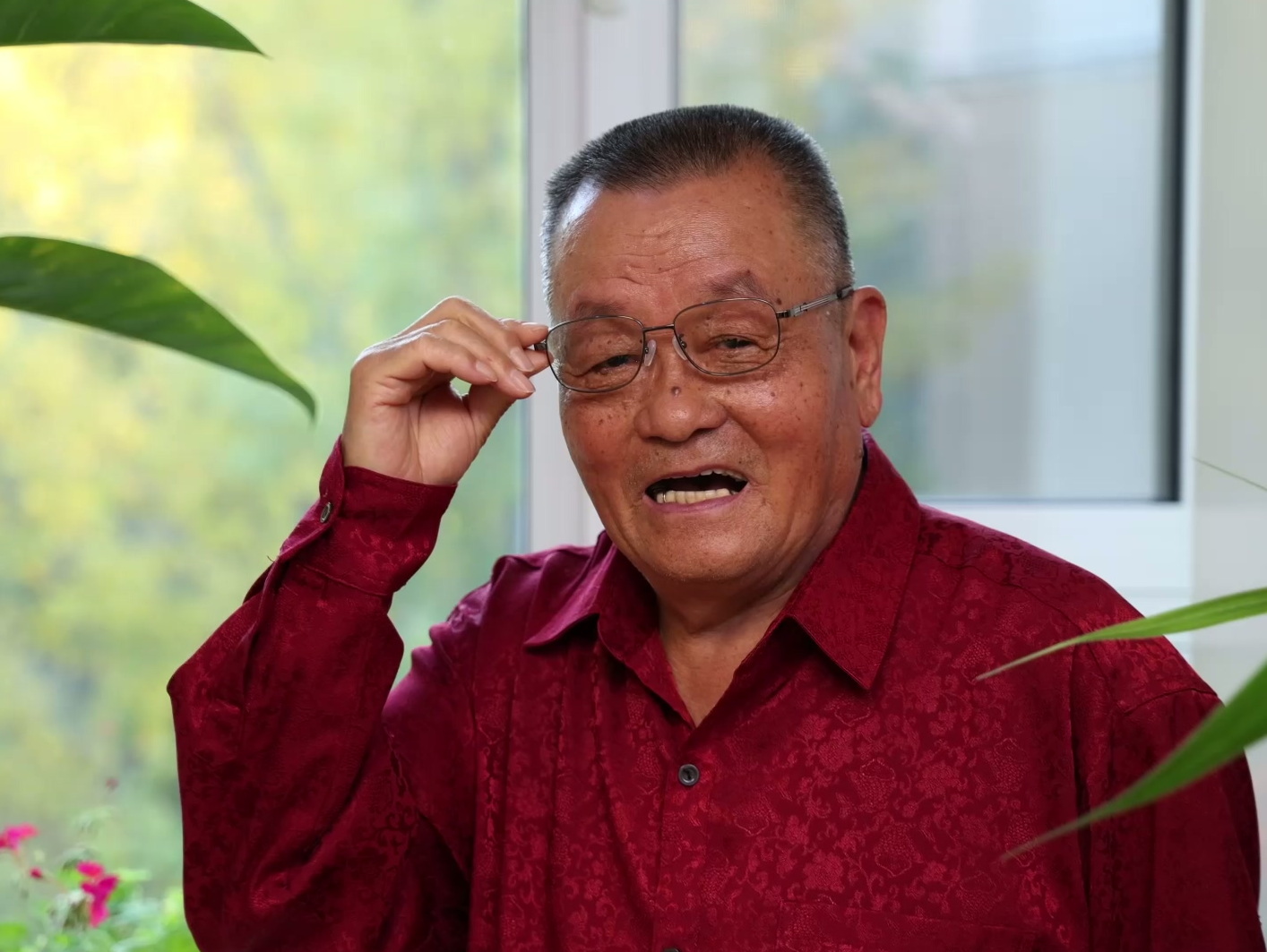 40岁就老花,看报纸还得加个放大镜?文化工作者的福音!自从配了超视立,一副眼镜解决所有烦恼!