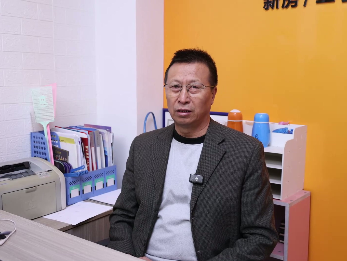 上班族老花太痛苦!看文件、用电脑总换眼镜?他换了超视立,一副搞定所有,工作生活都轻松!