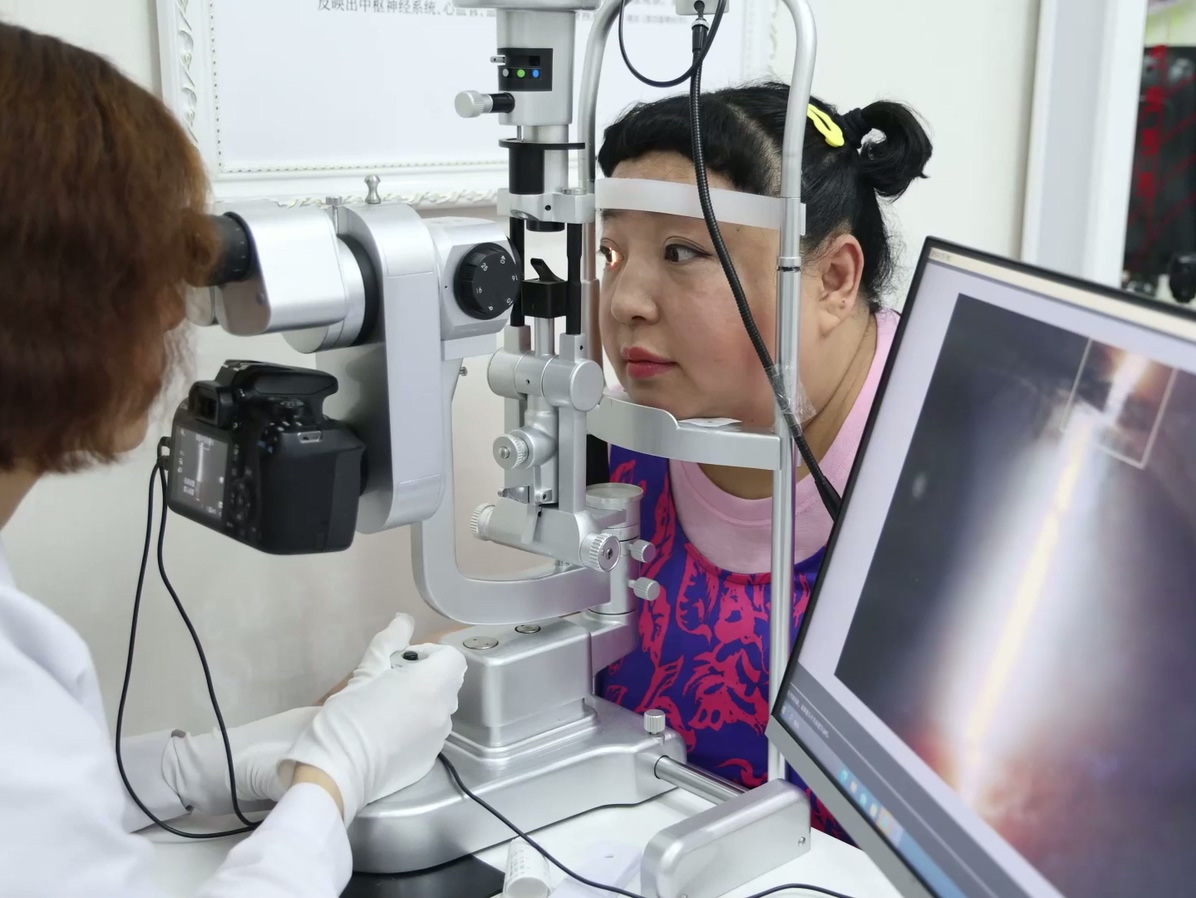湖南笑星 何晶晶:超视立量身定制专属的视觉“华服”。