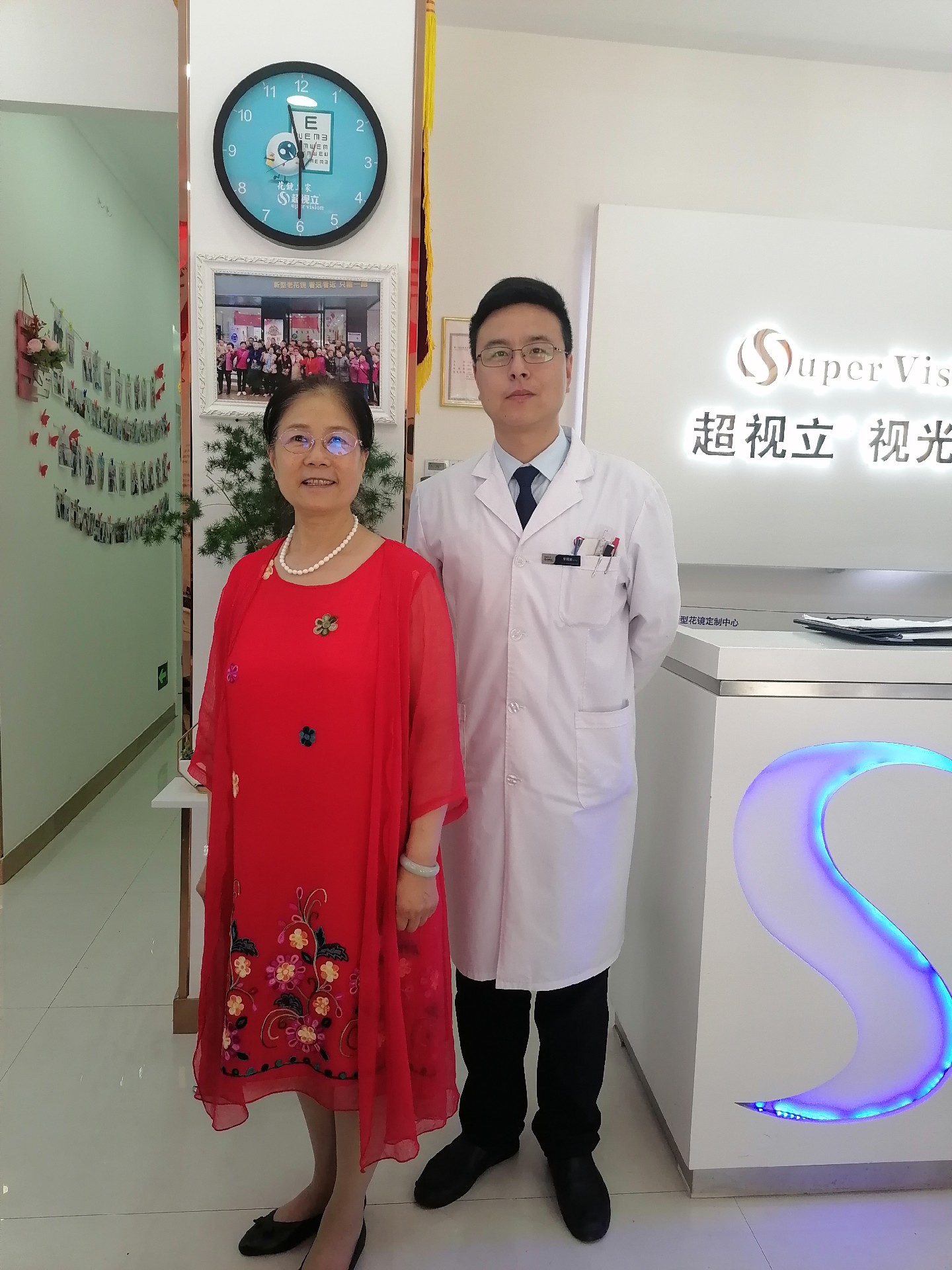 不仅自己戴着,还给老伴儿配了一副