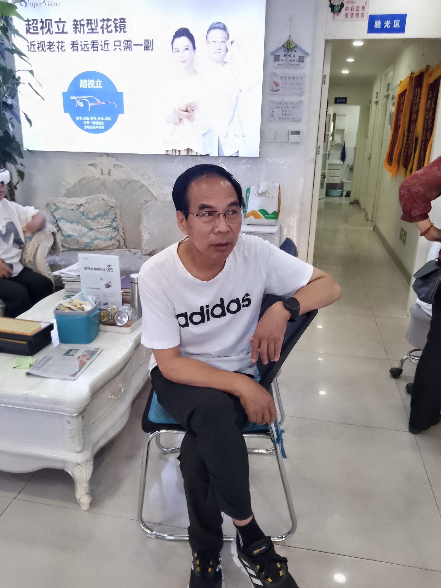 超视立太原:开车,看远都很好,看书报,手机都很清晰